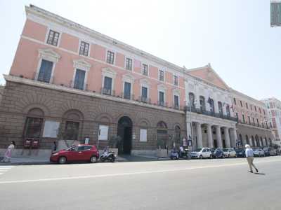 In un�ala del Piccinni � stato poi ricavato il Palazzo di Citt�, sede del Comune di Bari dal XIX secolo